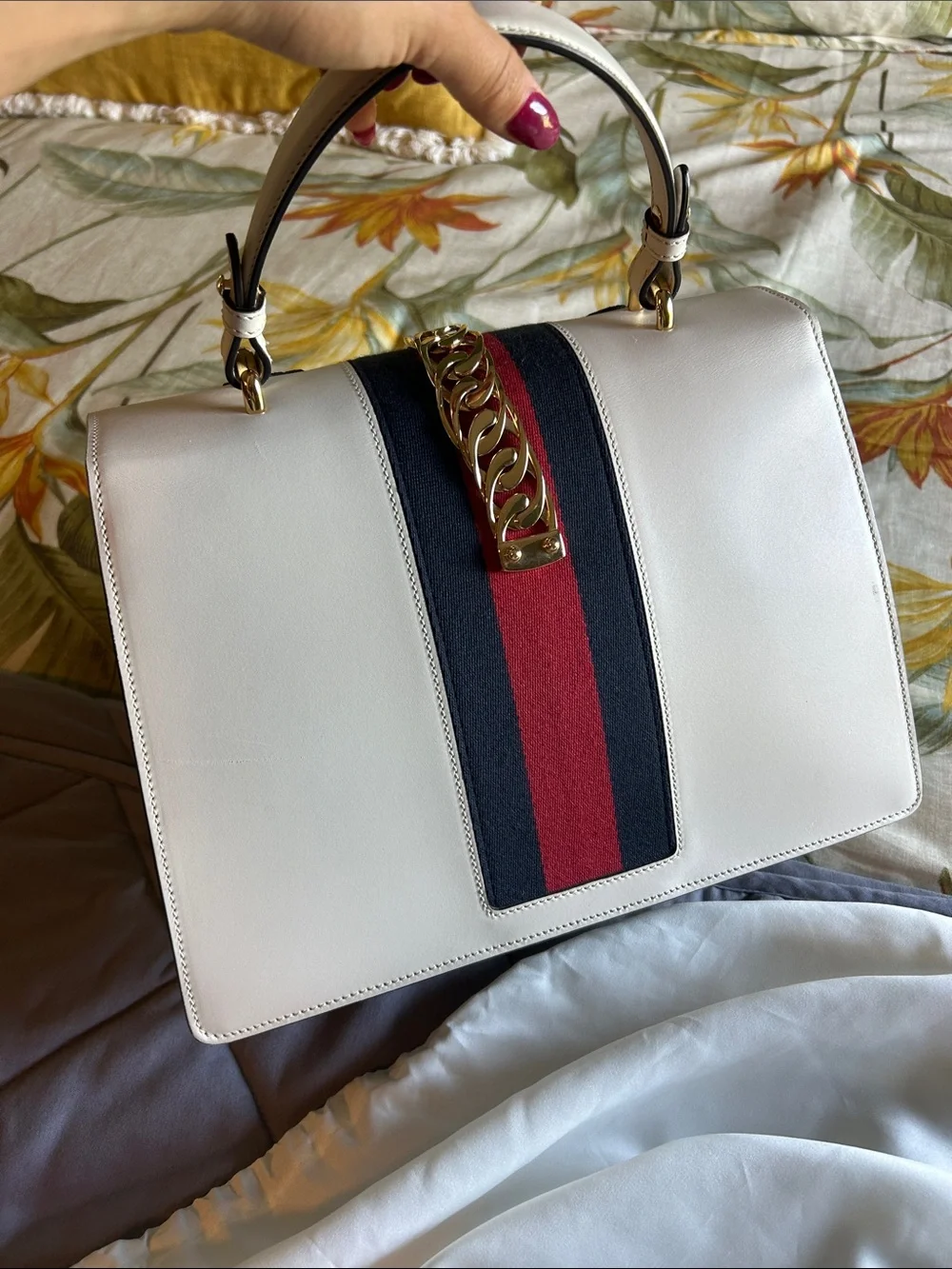 Gucci Sylvie Medium White leather Floral embroidered design (authentic)